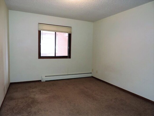 Building Photo - $1,195 | 3 Bedroom, 1 Bathroom 2nd Floor A...