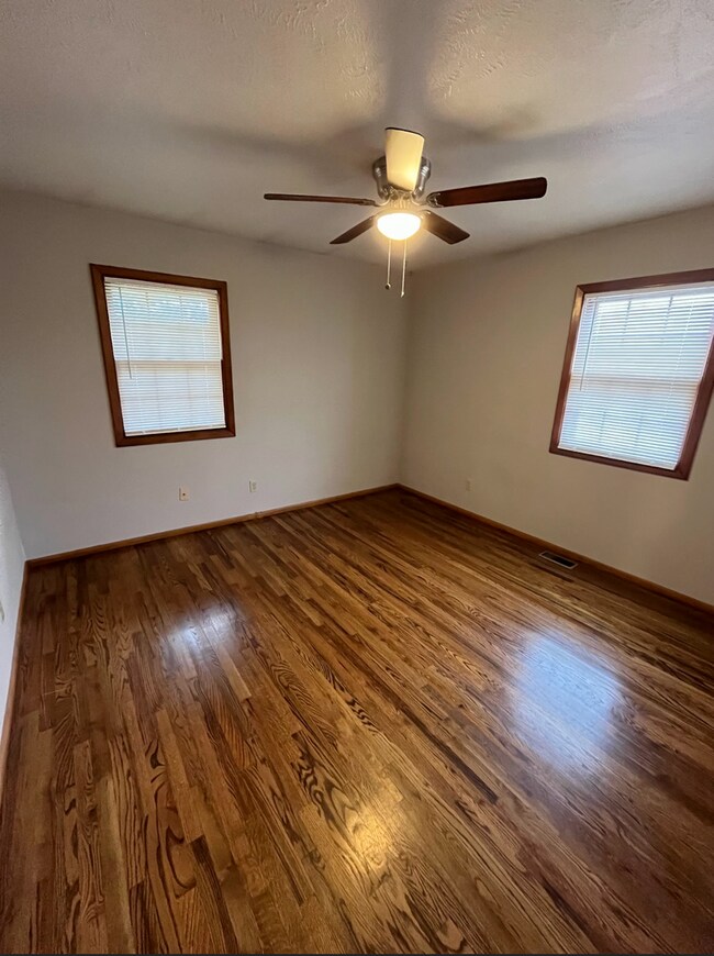 Building Photo - Conveniently Located 3-Bedroom with Walk-O...