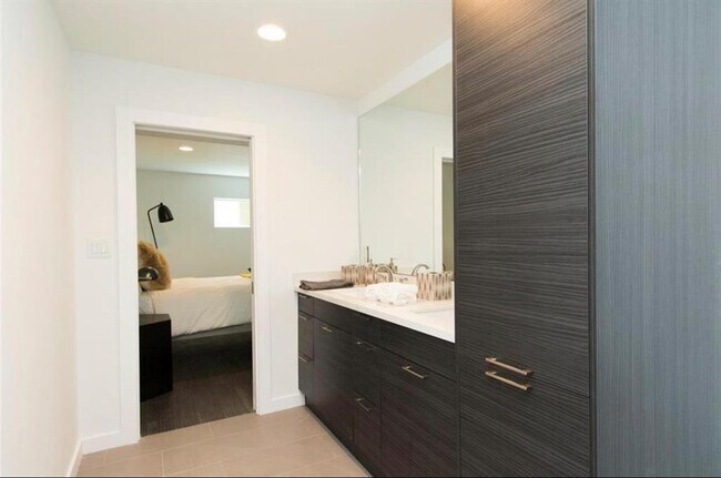 Building Photo - 1410 Hyde Park Blvd