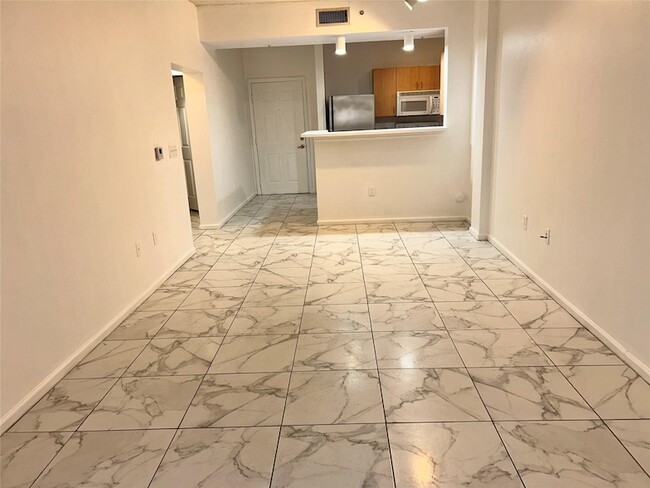 Building Photo - 533 NE 3rd Ave