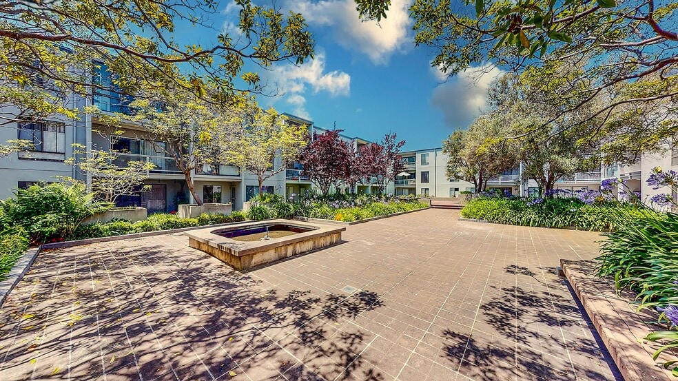 Building Photo - 4 Commodore Dr
