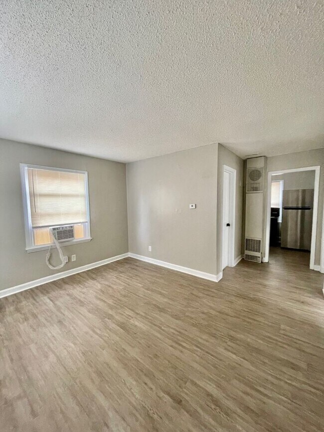 Building Photo - Adorable 2 bedroom 1 bath home . Located in the Belmont area .