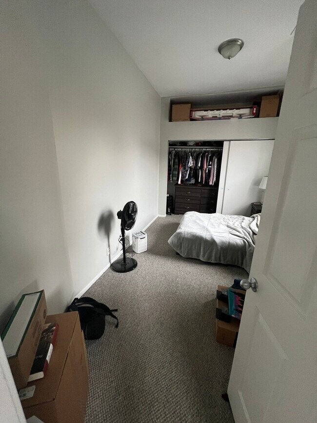 Building Photo - 866 W Aldine Ave