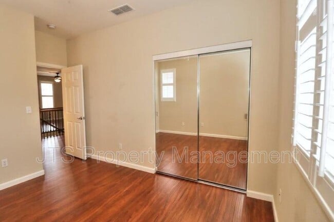 Building Photo - 217 Barnhill Dr