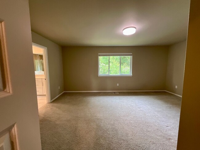 Building Photo - Beautiful and Modern 4-Bedroom Home with S...