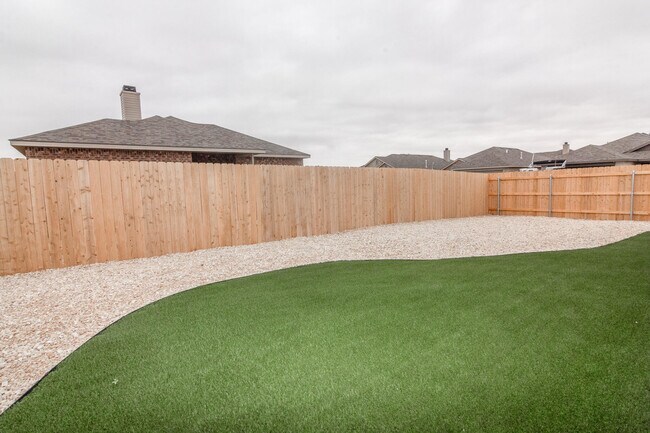 Building Photo - 2002 Kenwood Ave