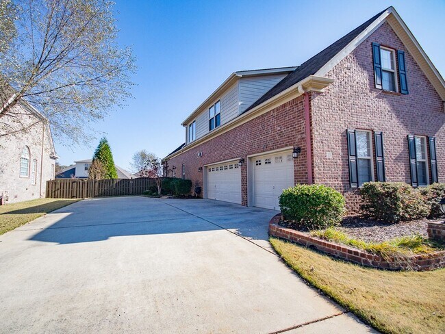 Building Photo - Lake Forest Subdivision. Enjoy all the amenities!