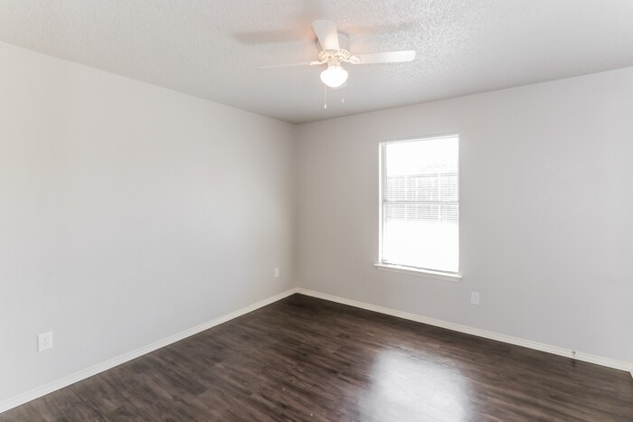 Building Photo - 2111 Dandelion Dr