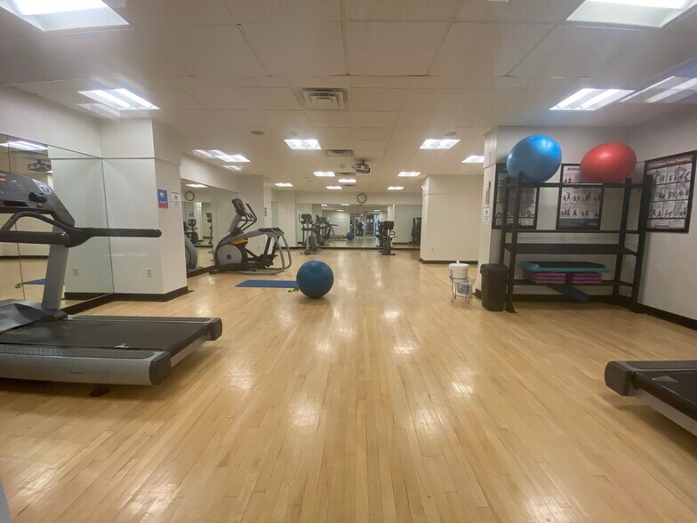 Building Photo - 33 Pond Ave