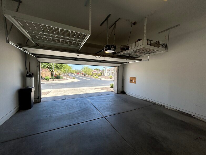 Building Photo - 2041 E Fawn Dr