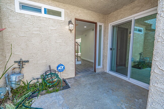 Building Photo - COMING SOON! 4 Bedroom Condo for Rent in Panorama City!