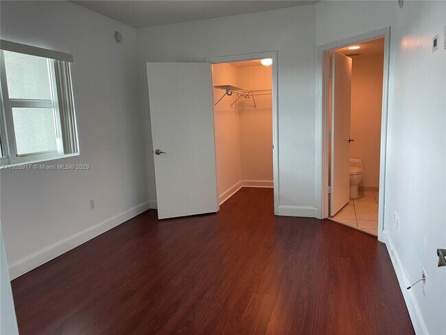 Building Photo - 15051 Royal Oaks Ln