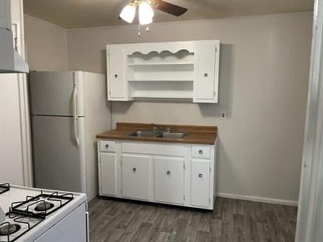 Building Photo - 1104 Eastview Dr