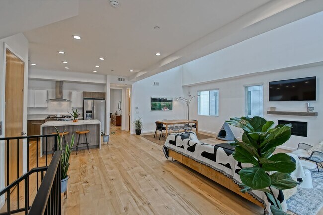 Building Photo - Custom, Modern & Spacious Tri-Level Home w...