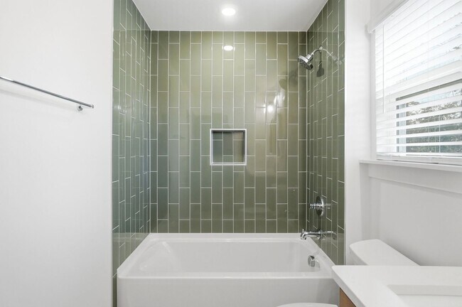 Building Photo - New Construction Townhome Minutes from Uptown