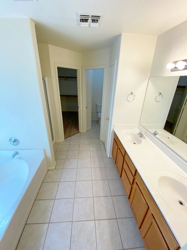 Building Photo - Corner Lot Property 3 bedroom 2 Bath