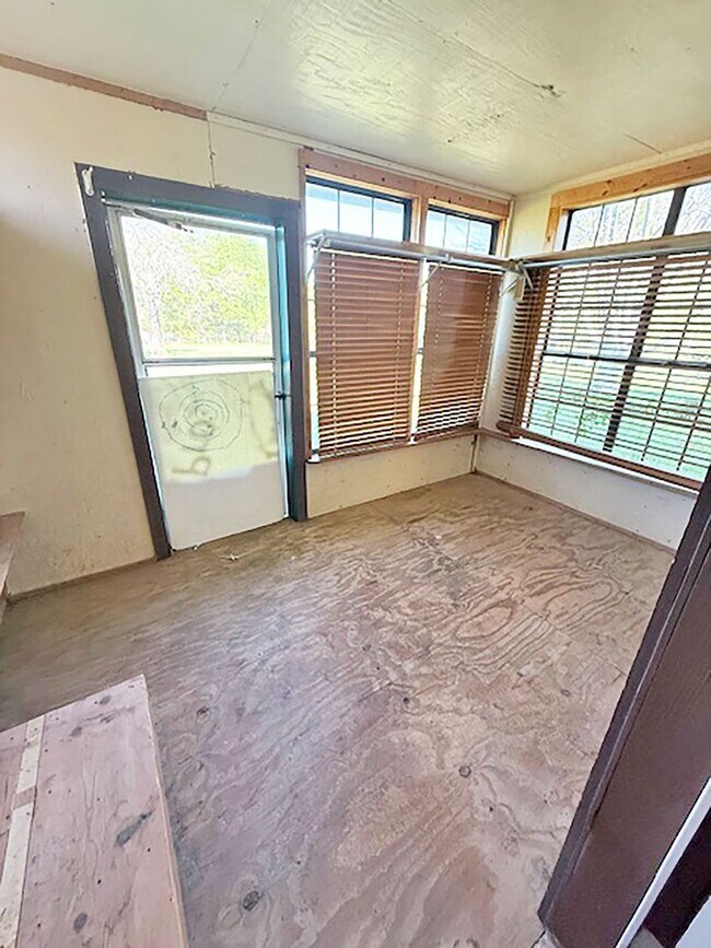 Building Photo - Nice 3 Bdrm 2 Bath Home in Decatur Texas