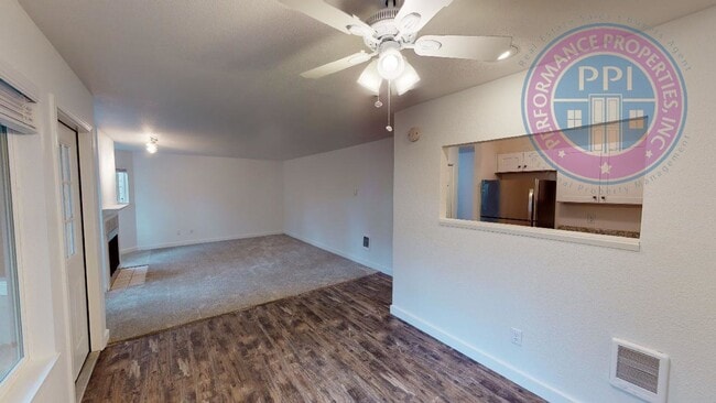 Building Photo - Desirable West Linn Location / Walk To The...
