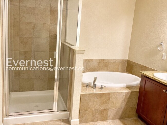 Building Photo - 2 Bed/2.5 Bath Town Home with Garage / Available Soon!