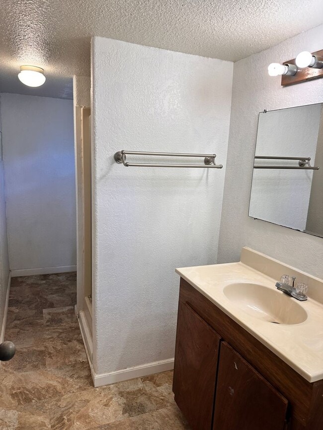 Building Photo - Convenient Location in Hilo