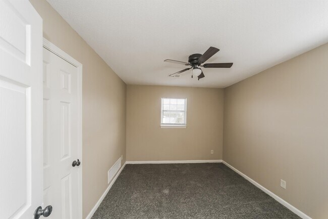 Building Photo - 4663 Royal View Dr