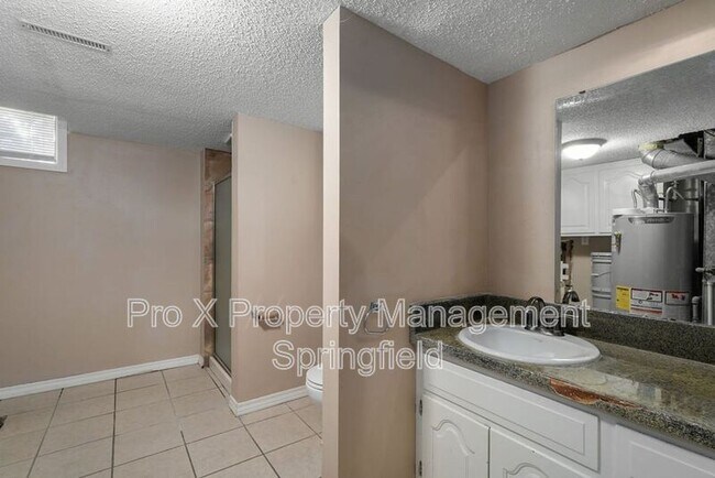 Building Photo - 2053 S Hillcrest Ave