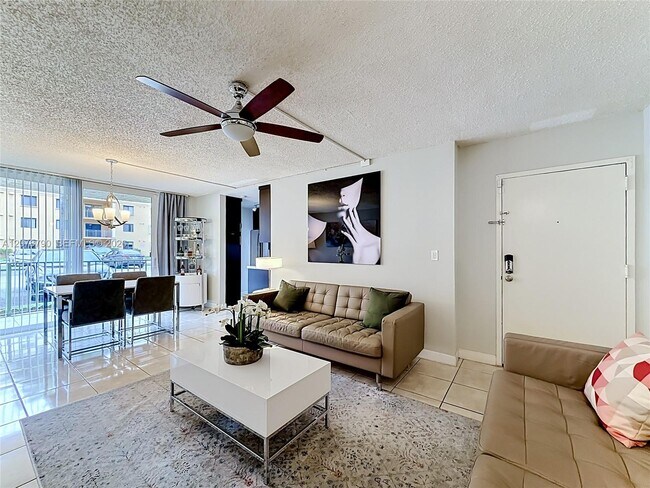Building Photo - 9350 Fontainebleau Blvd