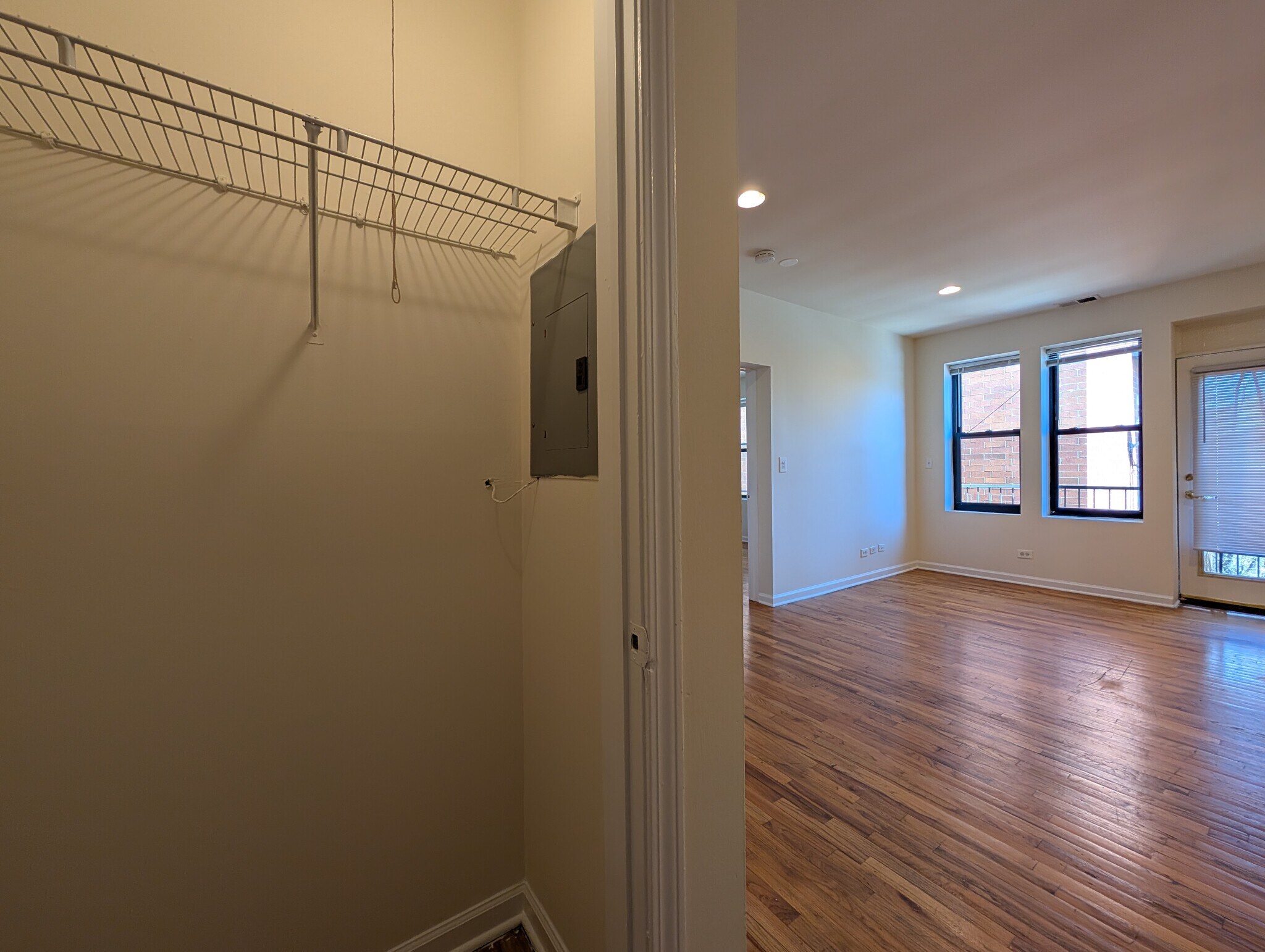 Building Photo - 912 W Dakin St