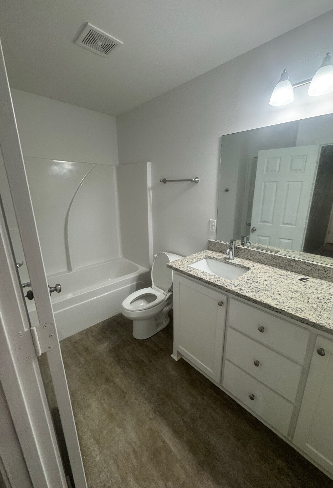 Building Photo - 402 W Cherry St