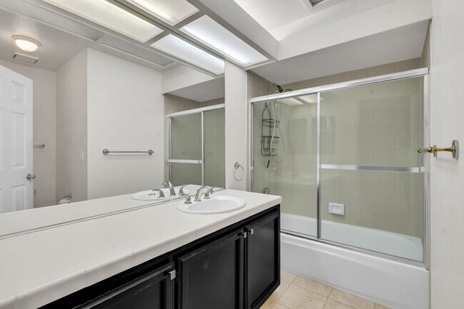 Building Photo - INCREDIBLE LOCATION... END OF CUL DE SAC WITH OVER 100 FEET ON WATER... MARVELOUS DOCK AND DECK W...