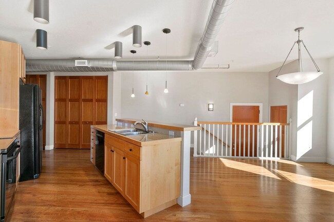 Building Photo - Old Town Condo, 1224 sq ft in Incredible L...