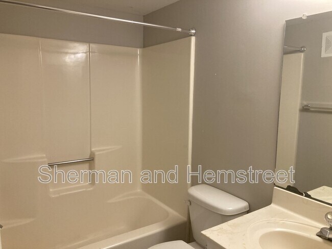 Building Photo - 607 Windsong Cir