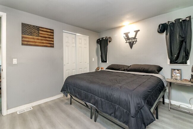 Building Photo - Updated 2 bedroom manufactured home on large corner lot