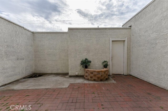 Building Photo - 2057 Dacian Dr S