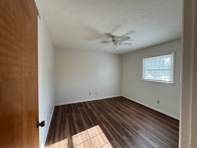 Building Photo - Ground level apartment with washer and dryer included!