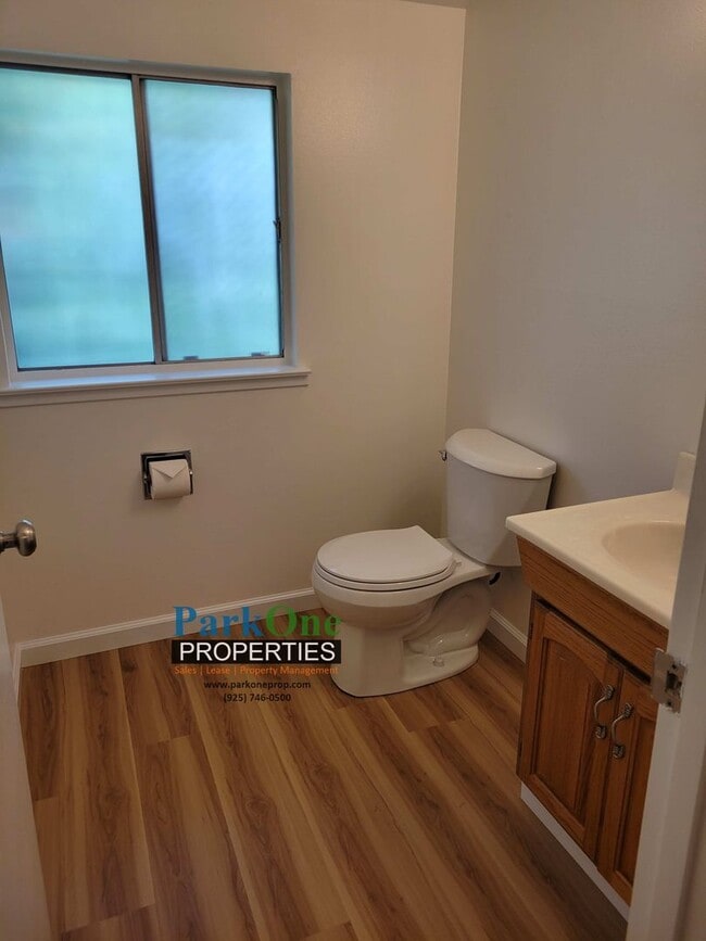 Building Photo - Spacious single level Woodlands home