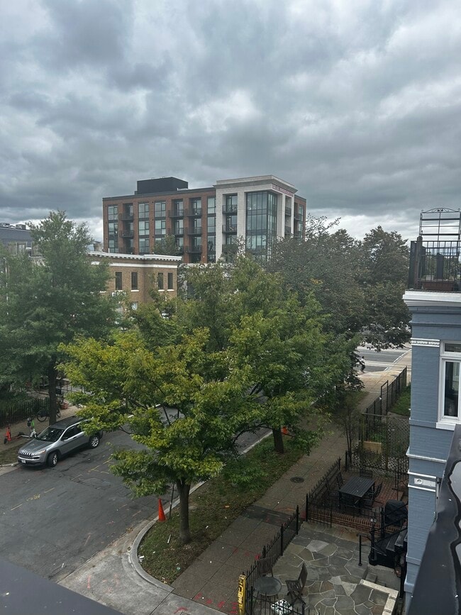 Building Photo - 814 5th St NE