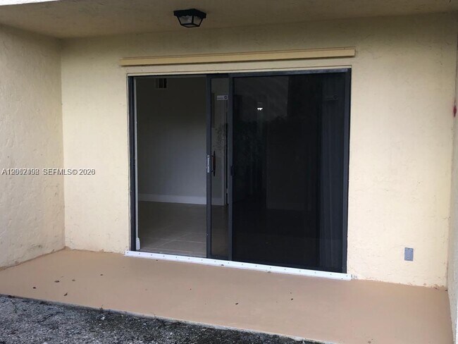 Building Photo - 1502 Lake Crystal Dr
