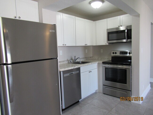Building Photo - 3330 S Peninsula Dr