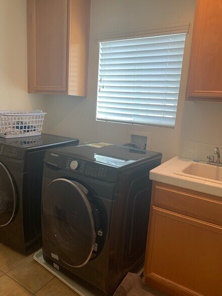 Building Photo - 2568 Rochelle Ave