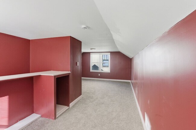 Building Photo - Holiday Special Reduce Rent