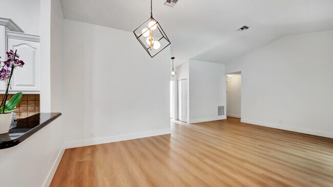 Building Photo - 20977 Country Creek Dr