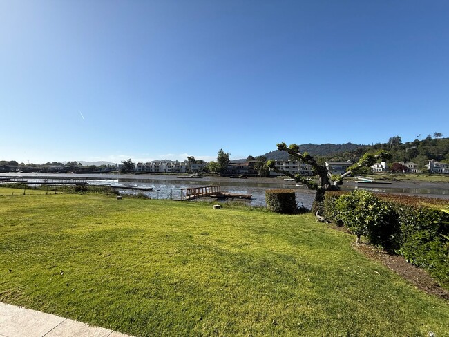 Building Photo - LARGE UPDATED TWO BEDROOM / TWO BATHROOM G...