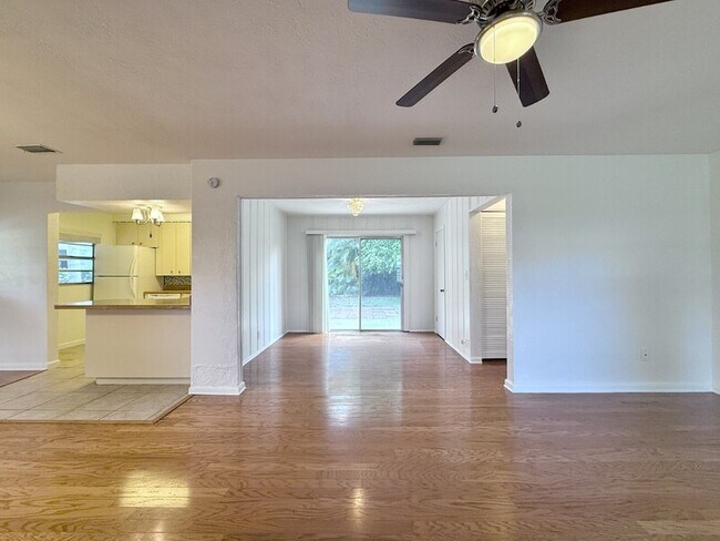Building Photo - 1502 W Country Club Dr