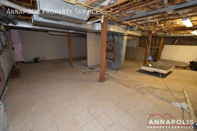 Building Photo - 816 maple road