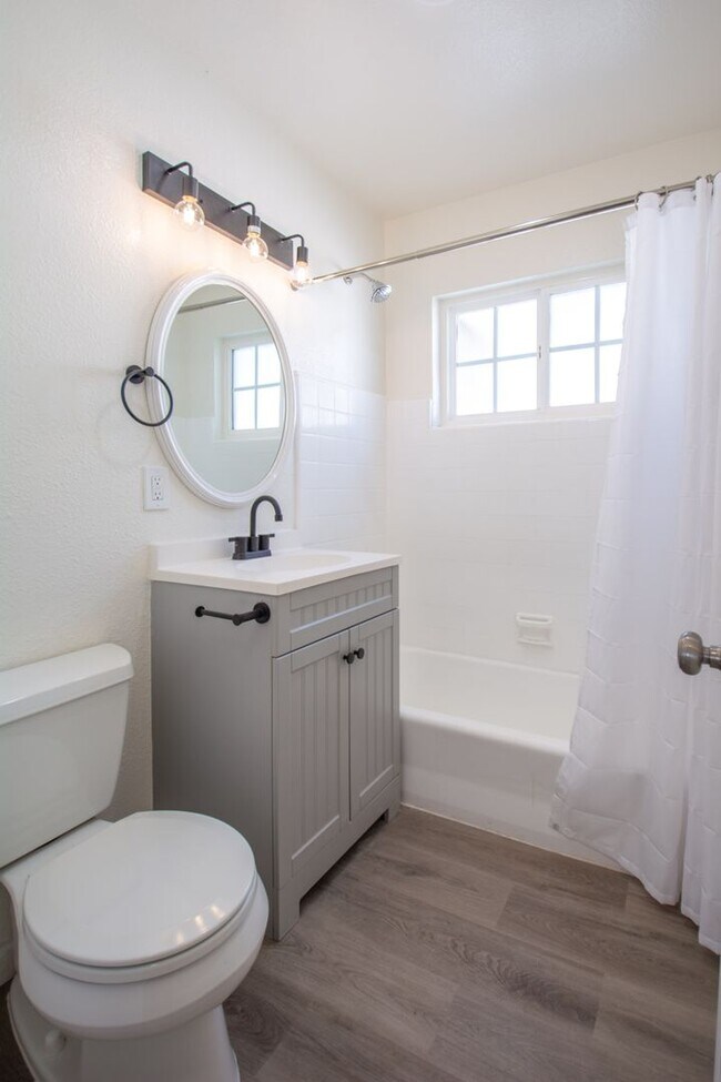 Building Photo - 4BR/2BA Home with Modern Updates/Private Y...