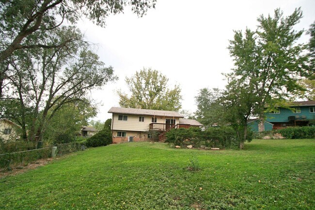 Building Photo - 3 Bedroom Split Level Home Available in South Colorado Springs!