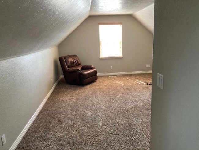 Building Photo - Charming Home