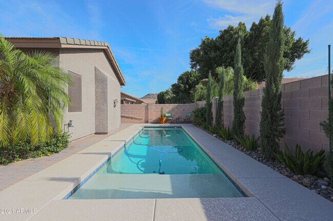 Building Photo - Gorgeous fully upgraded single level 4 bed home with private pool in North Peoria