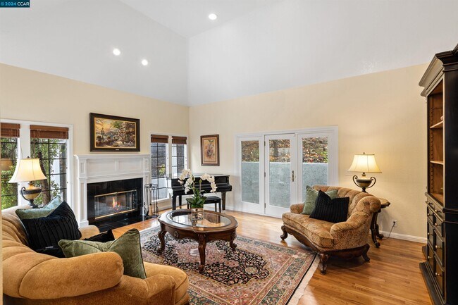 Building Photo - 3040 Stonegate Dr